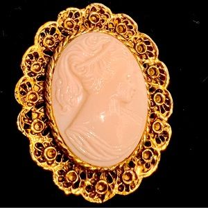 Vintage Cameo brooch 🔥🔥